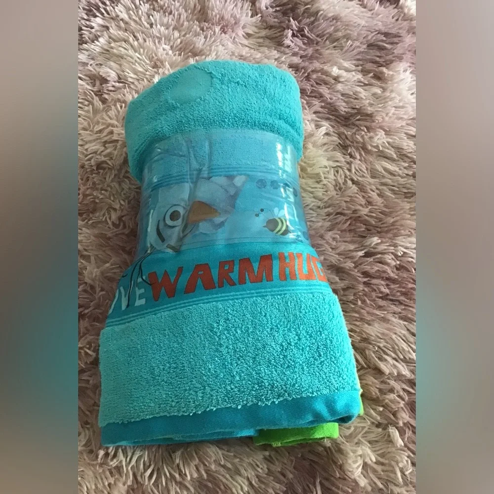 - Disney Frozen 2 Towel Set. NWT